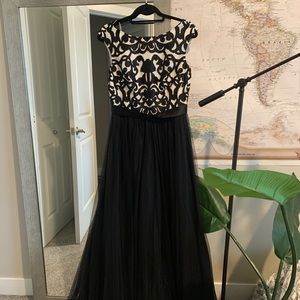 Black/White Embroidered Tulle Gown - Size 8